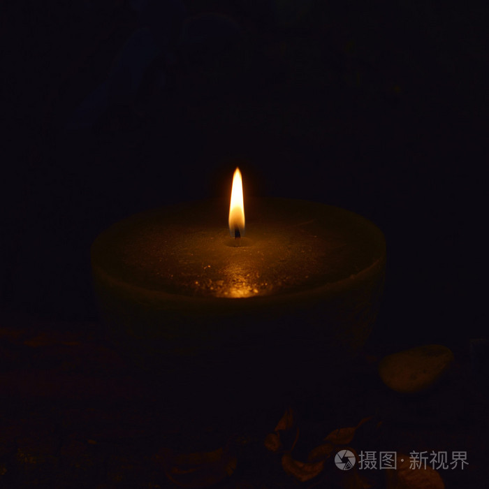 黑色背景上蜡烛