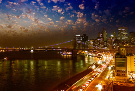 在纽约城曼哈顿的天际线和布鲁克林美妙的夜晚