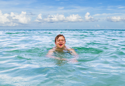 十几岁的男孩喜欢在海里游泳