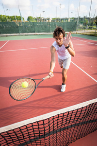 打网球的年轻人