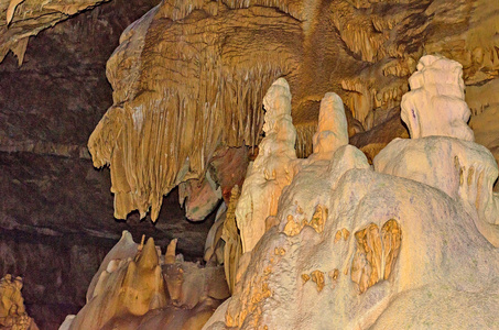 钟乳石和石笋中新阿索斯洞穴