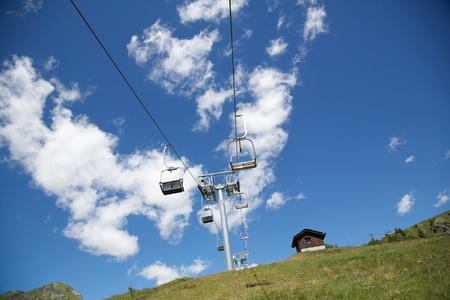 滑雪缆车奥斯塔山谷它