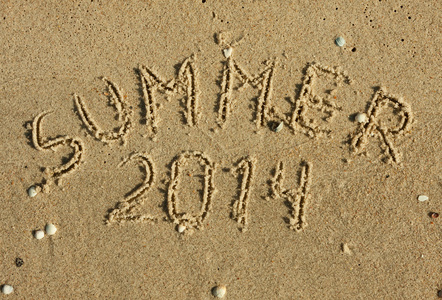 夏天这个词写在沙子上