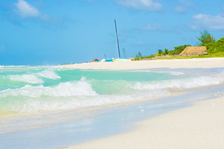 在古巴的 beautifulvaradero 海滩海浪