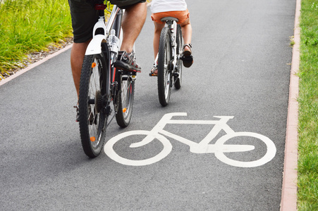 自行车道路标志和自行车车手