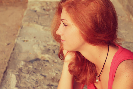 年轻漂亮的红头发的女人户外时尚秋季肖像