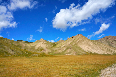 如诗如画山背景下的彩色暗蓝蓝的天空云 kelsu 湖附近