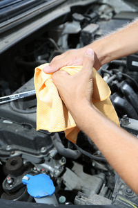 汽车修理工维修车后清洗他油腻腻的手