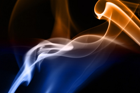 蓝色和黄色的烟