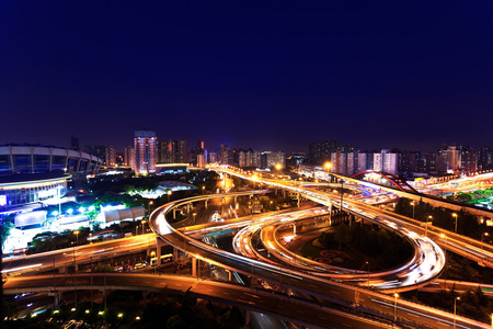 中国上海的桥梁及城市的夜景图片