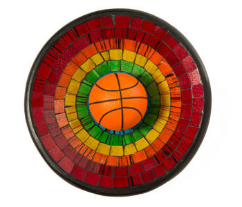 篮球在孤立在白色背景上的多彩陶瓷玻璃板材