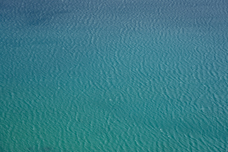 蓝色的大海水表面图片