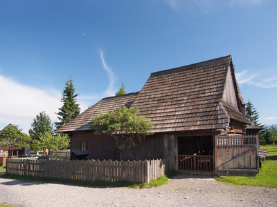 在 pribylina 中具有历史意义的木房子