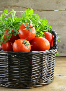 在桌上一篮新鲜熟的西红柿