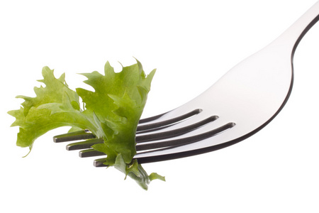 新鲜的生菜沙拉上叉上白色背景抠图隔离