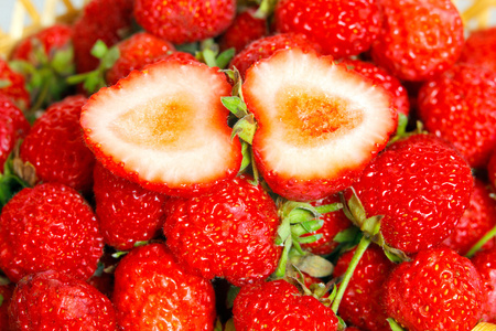 许多草莓作为纹理和切片莓果
