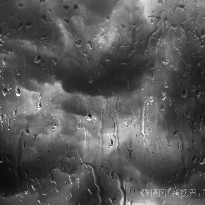 多雨的灰色背景图像与云