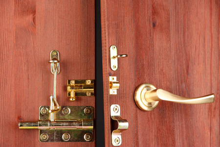 金属螺栓 闩锁和钩在打开木门特写