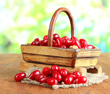 新鲜山茱萸浆果在木桌上的篮子里