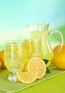 浅蓝色背景上的桌上美味柠檬水