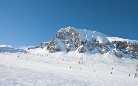 卡普伦，kitzsteinhorn 冰川的滑雪胜地。奥地利