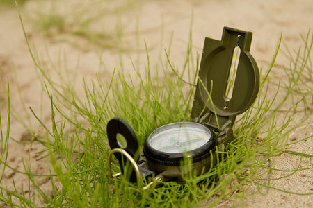 士兵的指南针位于一捆草在海滩上