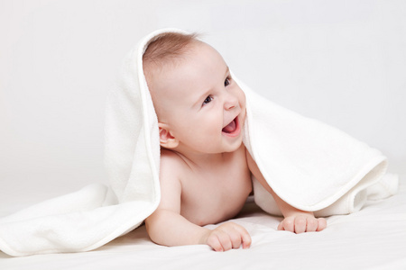 可爱的小宝贝微笑下的白毛毯