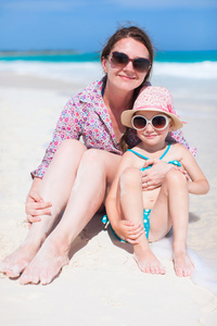 母亲和女儿在海滩