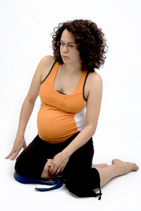 怀孕的年轻女子 excercising 瑜伽平衡