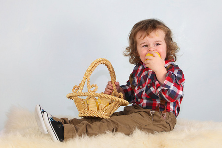 篮吃苹果的小男孩