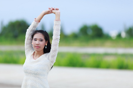 漂亮的亚洲女子享受自然草甸