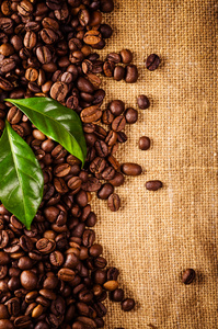 咖啡豆和咖啡叶子复古背景上图片