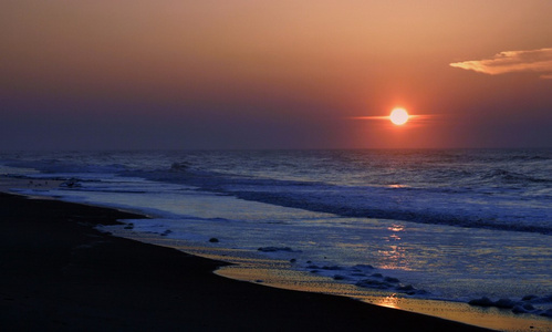 美丽的海滩夕阳与热带海洋水域