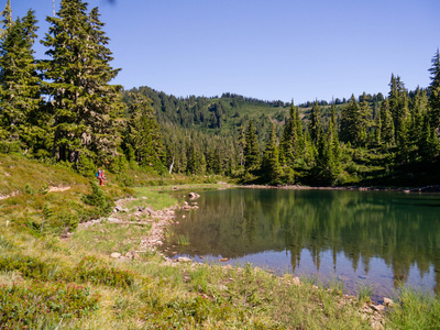 女性背包客在高山湖