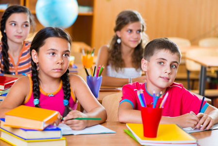 可爱小学生在学校的教室里