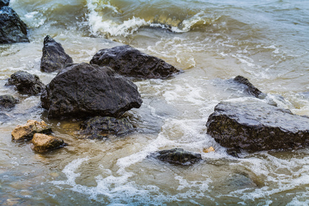 海上冲浪洗在沿海石头