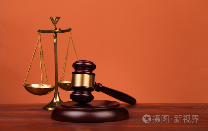 法官的小木槌和司法的天平
