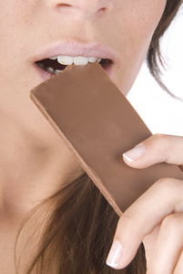 美丽的嘴里吃巧克力