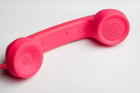 白色表面上的粉红色手机