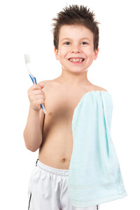 儿童用湿的头发刷牙图片