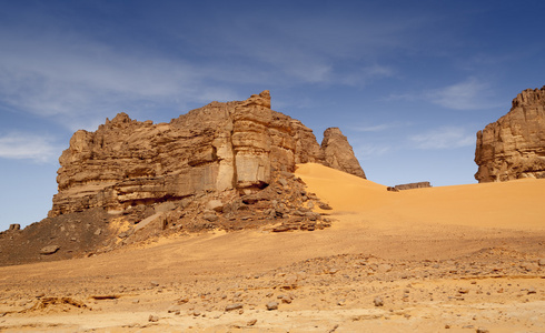 删除在撒哈拉沙漠中，利比亚的岩石