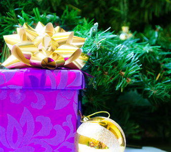 礼品盒和圣诞球假日的概念