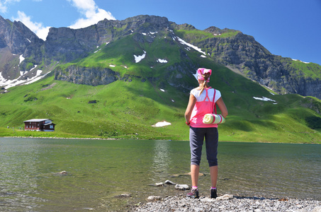 女孩站在河岸边。melchsee 瑞士