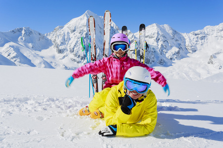 滑雪 冬季 雪 太阳和乐趣家庭享受冬季
