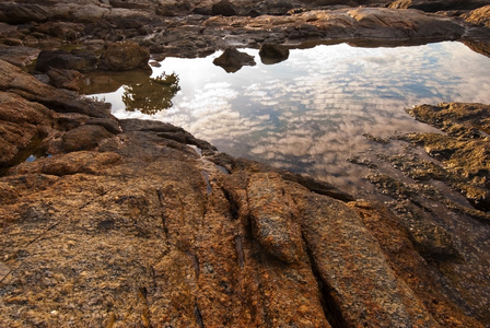 美丽的热带海景岩质海岸，普吉岛