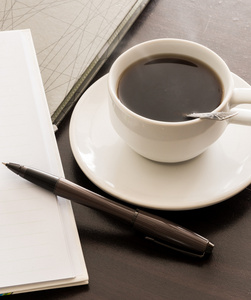 打开一个空白的白色笔记本 笔和杯咖啡