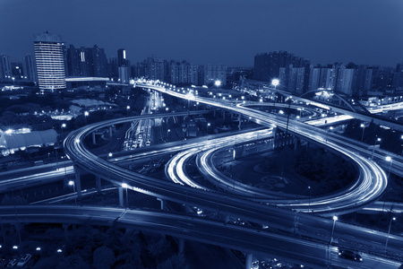 中国上海的桥梁及城市的夜景图片