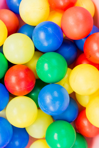 许多彩色塑料球