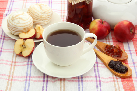 光早餐与茶和自制的果酱，在桌布上