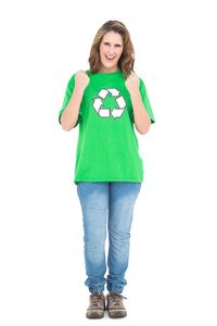 快乐的年轻女子，身穿绿色上衣与回收符号